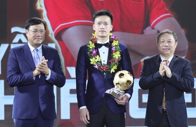 Hoàng Đức giành danh hiệu Quả bóng Vàng Việt Nam 2023 - Ảnh 1.