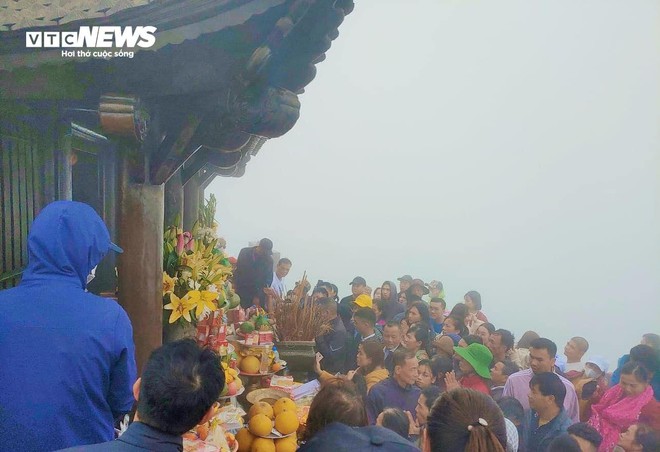 Du khách đội mưa vượt gió, dò từng bước lên chùa Đồng Yên Tử lễ Phật - Ảnh 19.