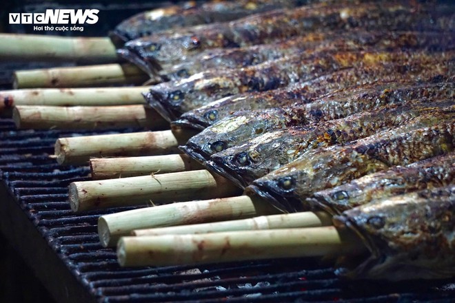Quán vỉa hè thuê 40 người xuyên đêm nướng 4 tấn cá lóc bán ngày vía Thần Tài - Ảnh 8.