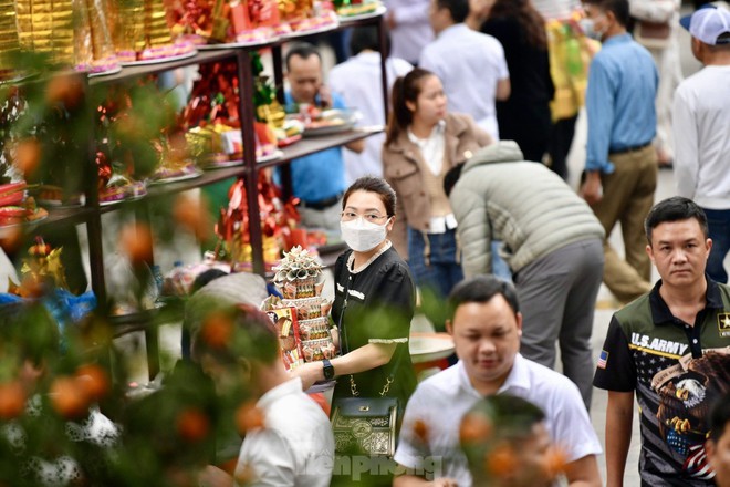 Đền Bà Chúa Kho quá tải khách vay tiền trong ngày vía Thần tài - Ảnh 5.