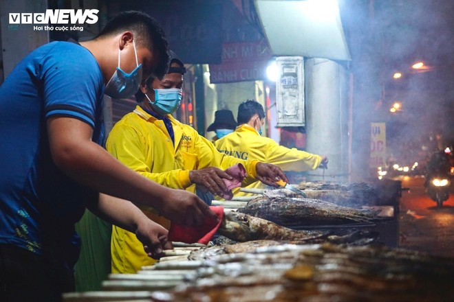Quán vỉa hè thuê 40 người xuyên đêm nướng 4 tấn cá lóc bán ngày vía Thần Tài - Ảnh 7.
