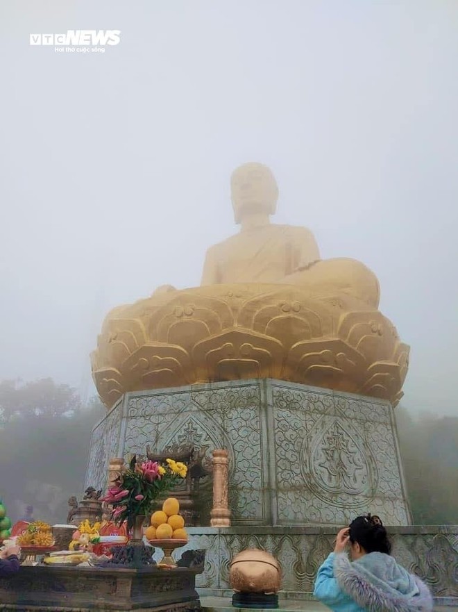 Du khách đội mưa vượt gió, dò từng bước lên chùa Đồng Yên Tử lễ Phật - Ảnh 8.