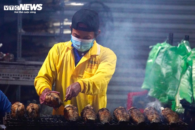Quán vỉa hè thuê 40 người xuyên đêm nướng 4 tấn cá lóc bán ngày vía Thần Tài - Ảnh 6.
