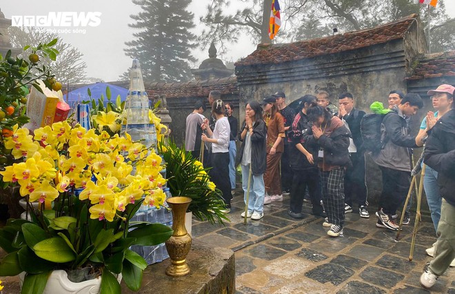 Du khách đội mưa vượt gió, dò từng bước lên chùa Đồng Yên Tử lễ Phật - Ảnh 7.