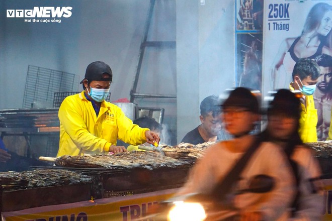 Quán vỉa hè thuê 40 người xuyên đêm nướng 4 tấn cá lóc bán ngày vía Thần Tài - Ảnh 5.
