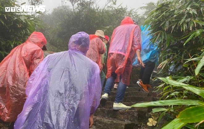 Du khách đội mưa vượt gió, dò từng bước lên chùa Đồng Yên Tử lễ Phật - Ảnh 6.