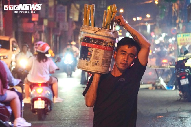 Qu&aacute;n vỉa h&egrave; thu&ecirc; 40 người xuy&ecirc;n đ&ecirc;m nướng 4 tấn c&aacute; l&oacute;c b&aacute;n ng&agrave;y v&iacute;a Thần T&agrave;i - Ảnh 4.