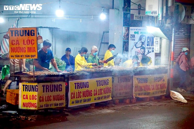 Qu&aacute;n vỉa h&egrave; thu&ecirc; 40 người xuy&ecirc;n đ&ecirc;m nướng 4 tấn c&aacute; l&oacute;c b&aacute;n ng&agrave;y v&iacute;a Thần T&agrave;i - Ảnh 1.