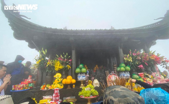 Du khách đội mưa vượt gió, dò từng bước lên chùa Đồng Yên Tử lễ Phật - Ảnh 18.