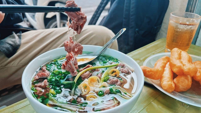 Chấn động giới nghiện phở: Phở Mặn Gầm Cầu bán trở lại sau nhiều năm đóng cửa, khách quen nườm nượp kéo đến từ sáng sớm - Ảnh 6.