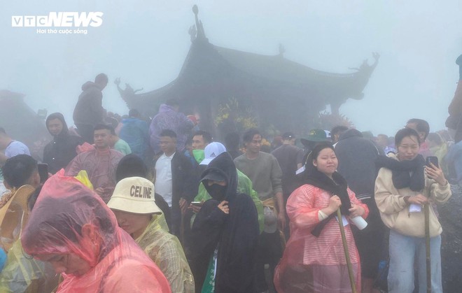 Du khách đội mưa vượt gió, dò từng bước lên chùa Đồng Yên Tử lễ Phật - Ảnh 17.