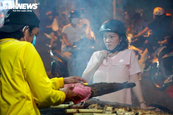 Qu&aacute;n vỉa h&egrave; thu&ecirc; 40 người xuy&ecirc;n đ&ecirc;m nướng 4 tấn c&aacute; l&oacute;c b&aacute;n ng&agrave;y v&iacute;a Thần T&agrave;i - Ảnh 15.