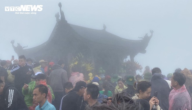 Du khách đội mưa vượt gió, dò từng bước lên chùa Đồng Yên Tử lễ Phật - Ảnh 16.