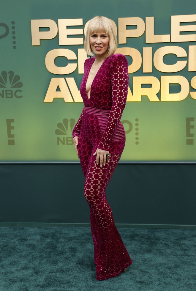 Thảm đỏ People’s Choice Awards: Tiên cá Halle Bailey o ép nóng bỏng so kè Bạch Tuyết, nhưng vẫn lép vế trước mỹ nhân Madame Web siêu vòng 1 - Ảnh 18.