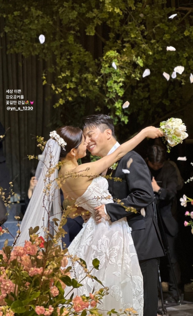 Hôn lễ nữ ca sĩ bốc lửa gây sốt đầu năm: Nụ hôn giữa lễ đường cổ tích nhận bão like, SISTAR và dàn idol đình đám Kpop tề tựu - Ảnh 7.