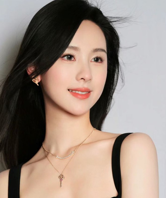 Trần Đ&ocirc; Linh sốt ruột chờ xe th&ocirc;i cũng g&acirc;y b&atilde;o: Visual mong manh dễ vỡ đẹp nao l&ograve;ng người, tưởng đ&acirc;u cảnh phim - Ảnh 7.