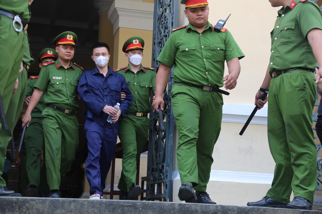 Thầy dạy xe của Ngọc Trinh nhận mức &aacute;n gần 2 năm t&ugrave;, mẹ gi&agrave; bật kh&oacute;c d&otilde;i theo con - Ảnh 3.