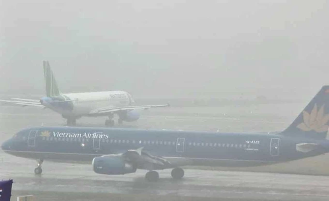 Gần 100 chuyến bay không thể cất hạ cánh tại sân bay Nội Bài do sương mù dày đặc - Ảnh 1.