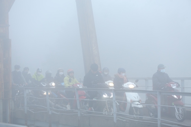 Bầu trời Hà Nội trắng xóa sương mù, bụi mịn, ô nhiễm không khí hàng đầu thế giới - Ảnh 11.