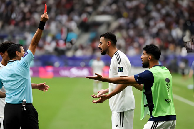 AFC giải th&iacute;ch l&yacute; do tiền đạo Iraq nhận thẻ đỏ v&igrave; ăn mừng b&agrave;n thắng - Ảnh 1.