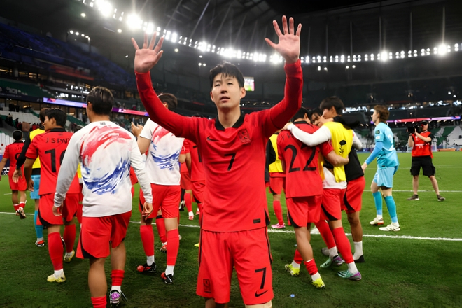 Đội nhà nghẹt thở đi tiếp tại Asian Cup, Son Heung-min không ăn mừng mà có hành động khiến tất cả cảm phục - Ảnh 4.