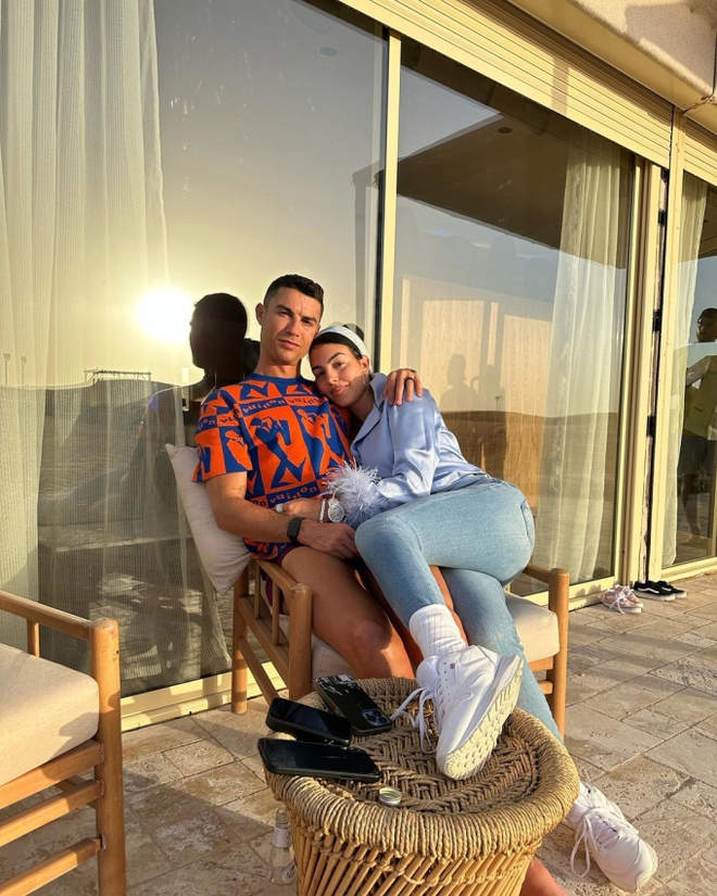 Lần đầu h&eacute; lộ h&igrave;nh ảnh rạp b&ecirc;n trong căn hộ trăm tỷ của Ronaldo, fan xem xong đều n&oacute;i một điều về Georgina - Ảnh 5.