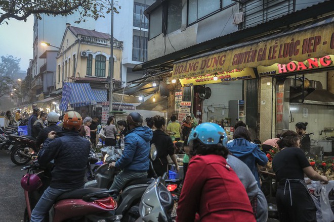 Chợ nhà giàu phố cổ Hà Nội tấp nập người xếp hàng, chen chân mua đồ lễ ngày Táo quân - Ảnh 4.