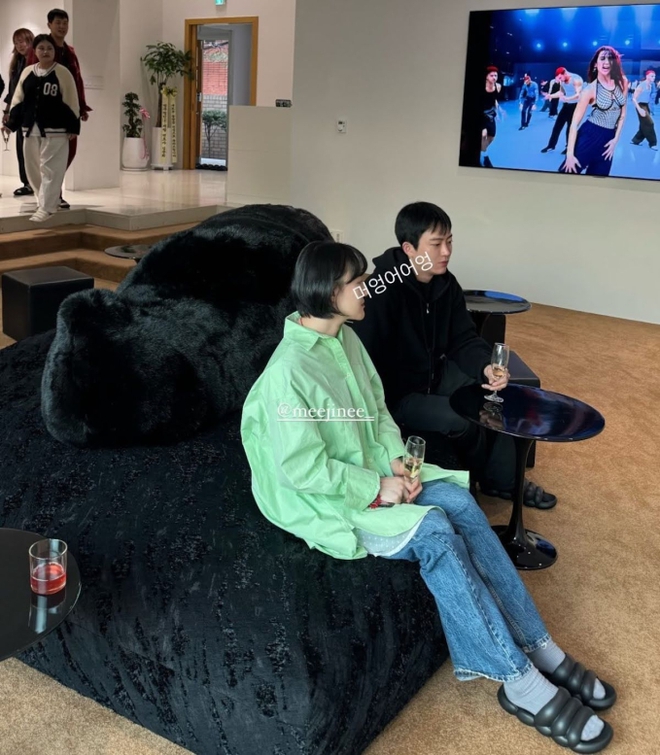 Lần đầu h&eacute; lộ kh&ocirc;ng gian c&ocirc;ng ty ri&ecirc;ng của Chủ tịch Jennie (BLACKPINK), nh&igrave;n gi&aacute; chiếc ghế sofa th&ocirc;i cũng đủ thấy m&ugrave;i tiền - Ảnh 4.