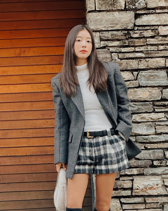 10 c&aacute;ch mặc &aacute;o blazer trẻ trung d&agrave;nh cho phụ nữ tr&ecirc;n 40 tuổi - Ảnh 1.