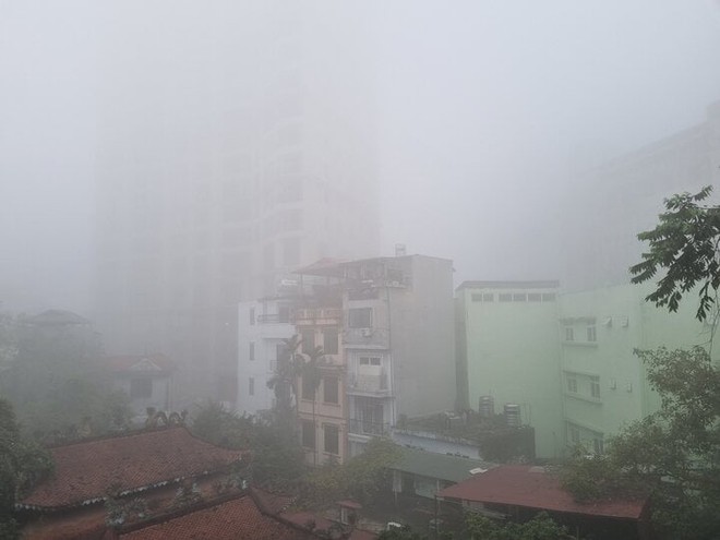 D&acirc;n mạng h&agrave;o hứng săn m&acirc;y từ ban c&ocirc;ng H&agrave; Nội - Ảnh 2.
