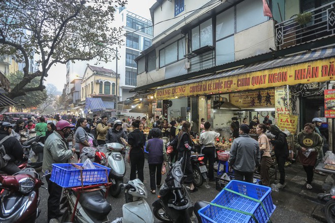 Chợ nhà giàu phố cổ Hà Nội tấp nập người xếp hàng, chen chân mua đồ lễ ngày Táo quân - Ảnh 1.