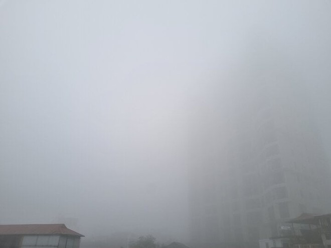 D&acirc;n mạng h&agrave;o hứng săn m&acirc;y từ ban c&ocirc;ng H&agrave; Nội - Ảnh 1.