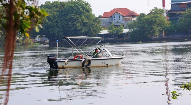 Tàu kiểm ngư, cảnh sát được huy động ngăn chặn chích điện vớt cá ngày ông Táo ở TPHCM - Ảnh 4.