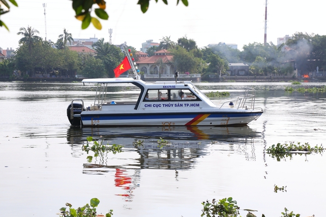 Tàu kiểm ngư, cảnh sát được huy động ngăn chặn chích điện vớt cá ngày ông Táo ở TPHCM - Ảnh 3.