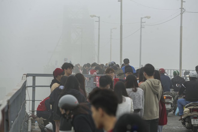 Người d&acirc;n H&agrave; Nội loay hoay t&igrave;m chỗ tiễn &ocirc;ng T&aacute;o trong sương m&ugrave; - Ảnh 3.