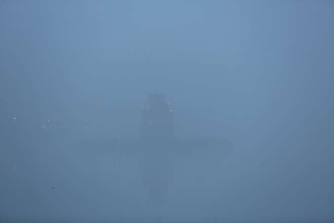 Bầu trời Hà Nội trắng xóa sương mù, bụi mịn, ô nhiễm không khí hàng đầu thế giới - Ảnh 10.