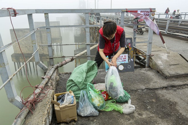 Người d&acirc;n H&agrave; Nội loay hoay t&igrave;m chỗ tiễn &ocirc;ng T&aacute;o trong sương m&ugrave; - Ảnh 18.