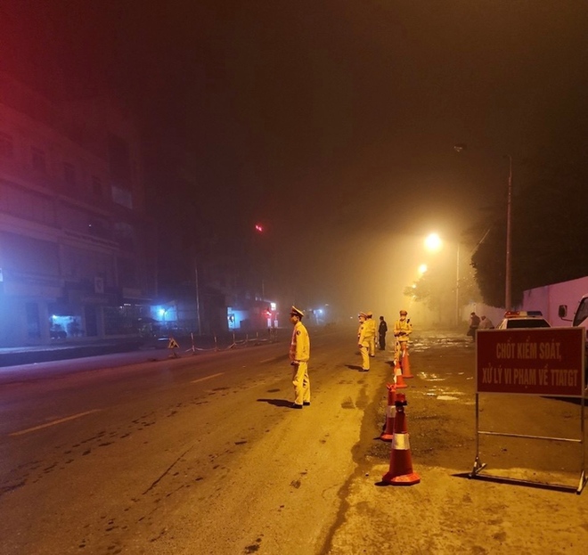 Cảnh sát giao thông Hà Nội bám đường, phân luồng người dân di chuyển trong thời tiết sương mù - Ảnh 3.