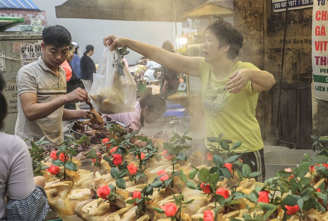Chợ nhà giàu phố cổ Hà Nội tấp nập người xếp hàng, chen chân mua đồ lễ ngày Táo quân - Ảnh 11.