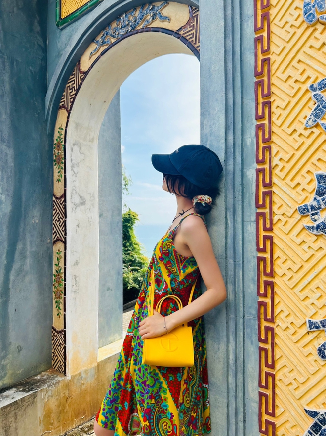 B&ocirc;ng hồng lai Danielle (NewJeans) g&acirc;y b&atilde;o với loạt ảnh du lịch Hội An: Visual tựa b&uacute;p b&ecirc;, khoảnh khắc đội n&oacute;n l&aacute; chuẩn d&acirc;u Việt chiếm spotlight - Ảnh 7.