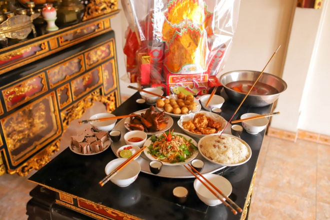 Tr&ecirc;n b&agrave;n thờ c&oacute; 1 thứ nếu d&ugrave;ng kh&ocirc;ng đ&uacute;ng c&oacute; thể g&acirc;y độc, dẫn đến ung thư, ng&agrave;y lễ Tết c&agrave;ng n&ecirc;n thận trọng - Ảnh 1.