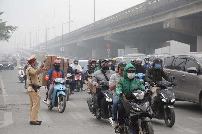 Cảnh sát giao thông Hà Nội bám đường, phân luồng người dân di chuyển trong thời tiết sương mù - Ảnh 2.