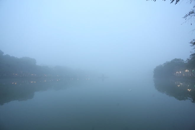 Bầu trời Hà Nội trắng xóa sương mù, bụi mịn, ô nhiễm không khí hàng đầu thế giới - Ảnh 8.
