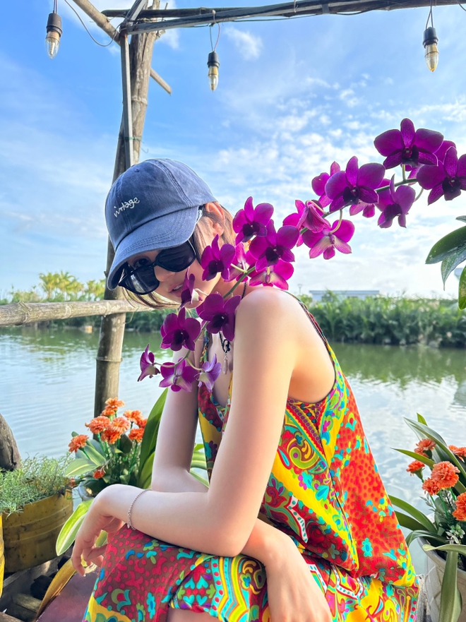 Bông hồng lai Danielle (NewJeans) gây bão với loạt ảnh du lịch Hội An: Visual tựa búp bê, khoảnh khắc đội nón lá chuẩn dâu Việt chiếm spotlight - Ảnh 5.