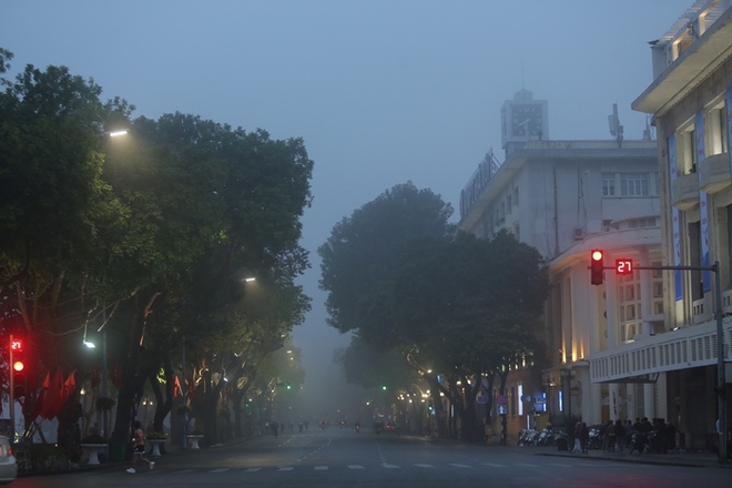 Bầu trời Hà Nội trắng xóa sương mù, bụi mịn, ô nhiễm không khí hàng đầu thế giới - Ảnh 7.