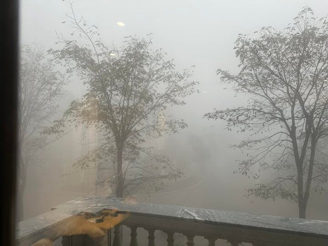 D&acirc;n mạng h&agrave;o hứng săn m&acirc;y từ ban c&ocirc;ng H&agrave; Nội - Ảnh 8.