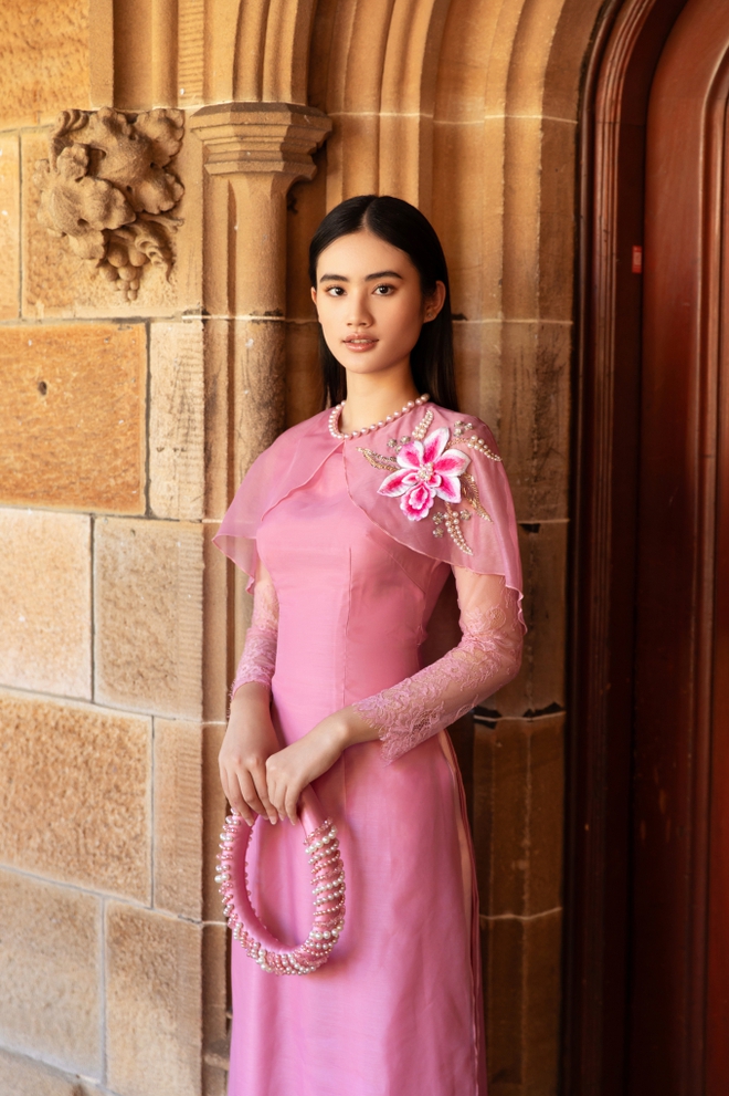 Hoa hậu &Yacute; Nhi rạng rỡ trong t&agrave; &aacute;o d&agrave;i truyền thống, chạnh l&ograve;ng khi lần đầu đ&oacute;n Tết xa gia đ&igrave;nh - Ảnh 2.