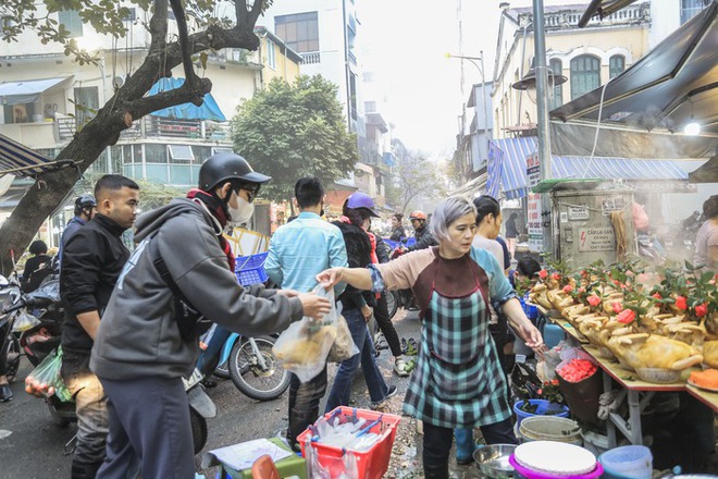 Chợ nhà giàu phố cổ Hà Nội tấp nập người xếp hàng, chen chân mua đồ lễ ngày Táo quân - Ảnh 8.