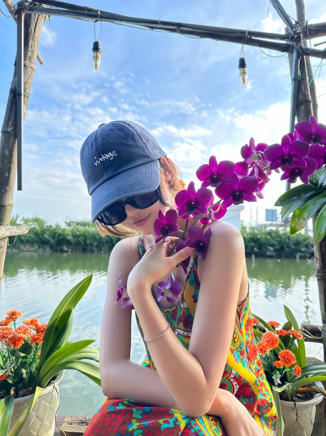 Bông hồng lai Danielle (NewJeans) gây bão với loạt ảnh du lịch Hội An: Visual tựa búp bê, khoảnh khắc đội nón lá chuẩn dâu Việt chiếm spotlight - Ảnh 4.
