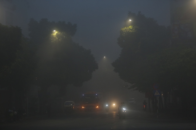 Bầu trời Hà Nội trắng xóa sương mù, bụi mịn, ô nhiễm không khí hàng đầu thế giới - Ảnh 6.